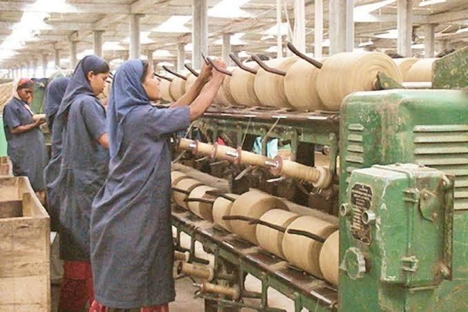 Jute FAQ - industry-specific questions. Women working in the jute mills in Bangladesh 