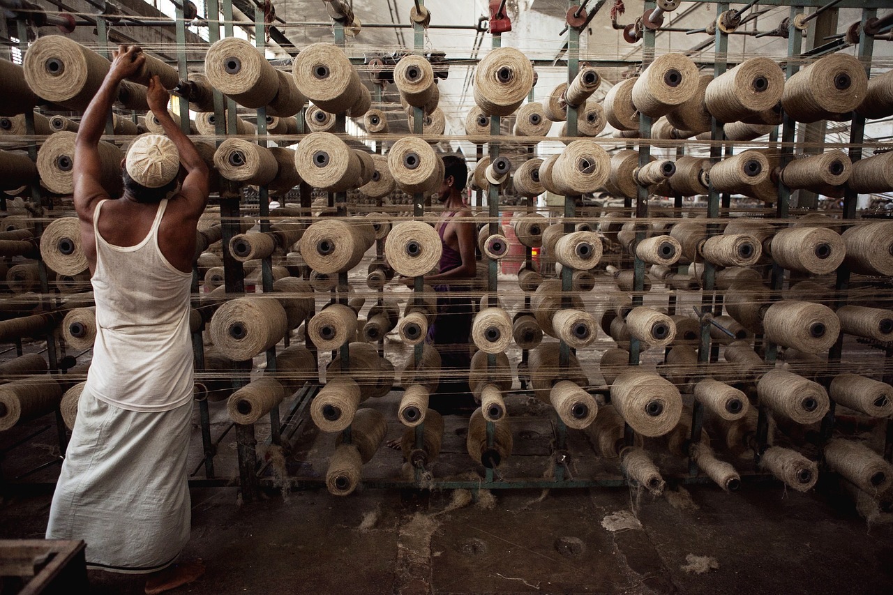 Jute workers in the spinning factory